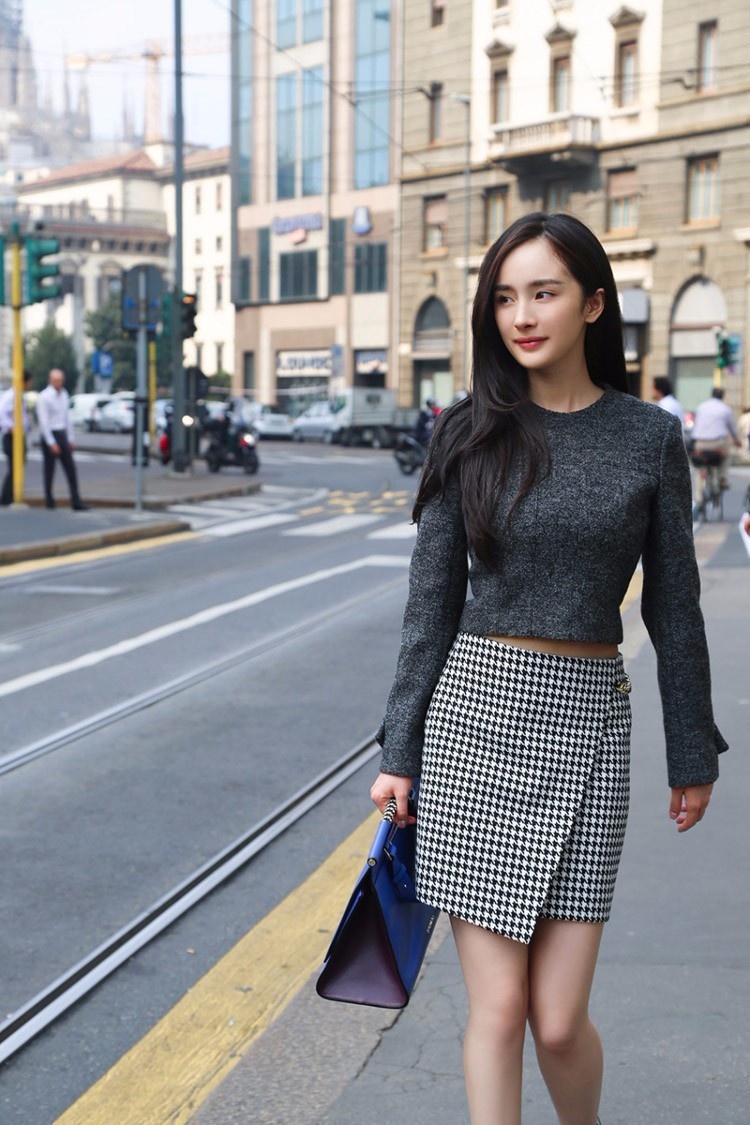 Sửng sốt khi mỹ nhân Hoa ngữ 'diện' croptop khoe eo thon