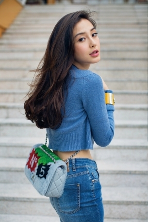 Sửng sốt khi mỹ nhân Hoa ngữ 'diện' croptop khoe eo thon