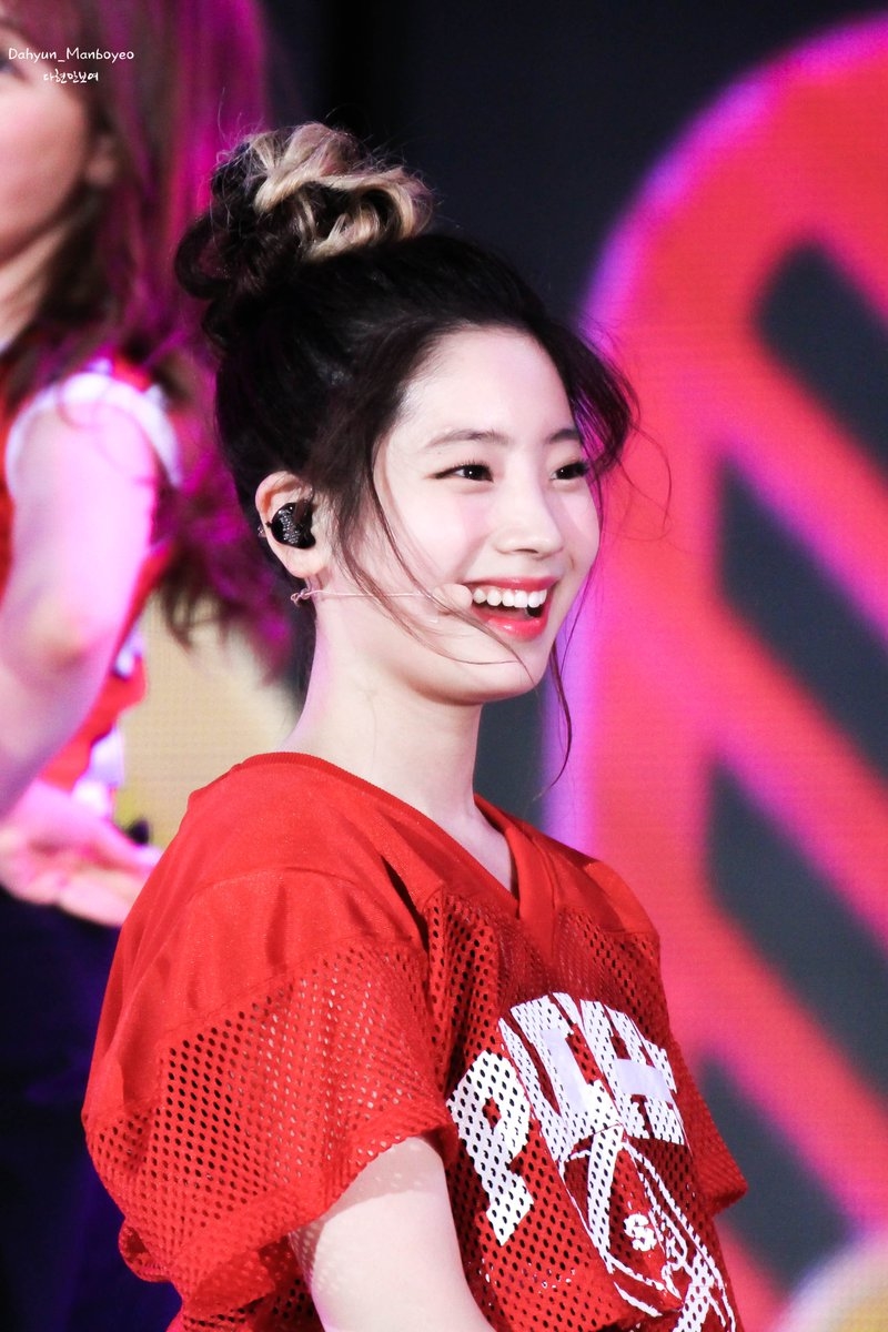 Vẻ đẹp rạng rỡ của các mỹ nhân Kpop khi khoác lên mình trang phục đỏ