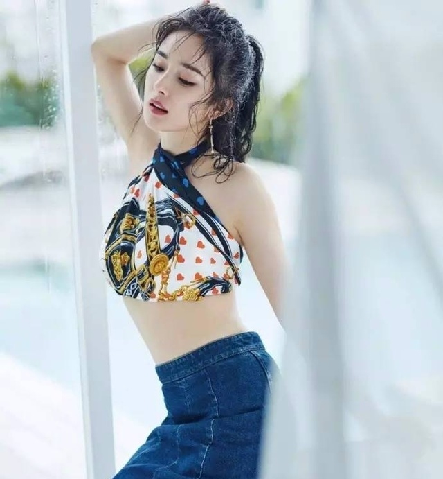 Sửng sốt khi mỹ nhân Hoa ngữ 'diện' croptop khoe eo thon