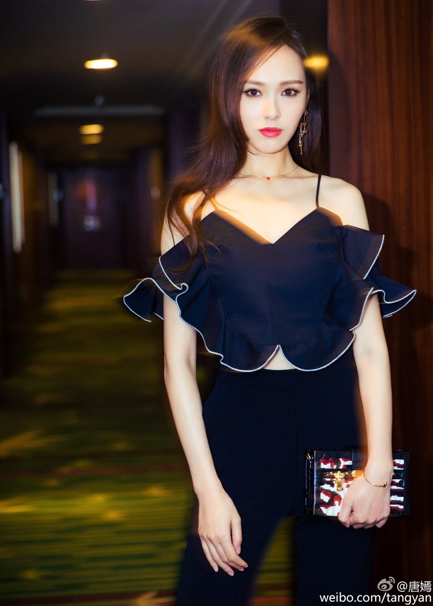 Sửng sốt khi mỹ nhân Hoa ngữ 'diện' croptop khoe eo thon