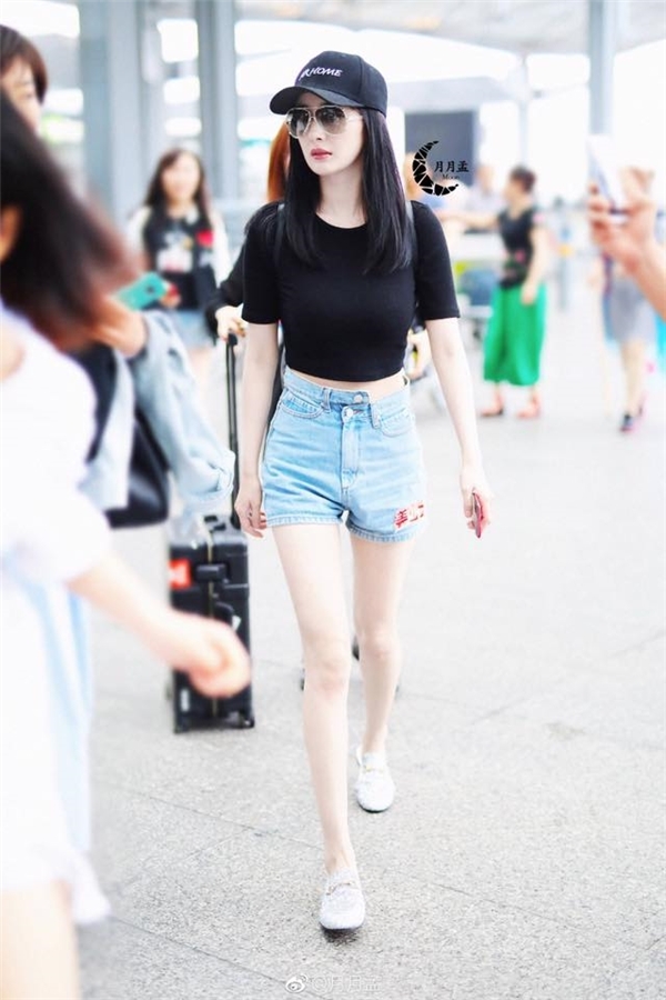 Sửng sốt khi mỹ nhân Hoa ngữ 'diện' croptop khoe eo thon