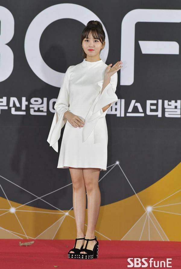 Thảm đỏ BOF: Kim So Hyun và Wanna One nổi bật giữa rừng sao