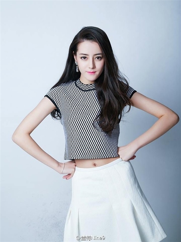 Sửng sốt khi mỹ nhân Hoa ngữ 'diện' croptop khoe eo thon