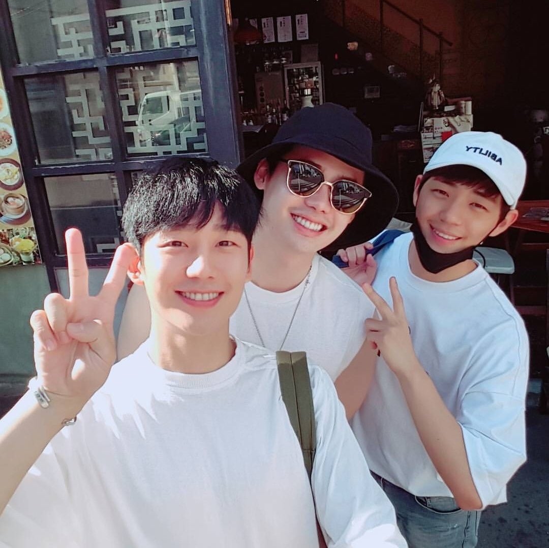 Lee Jong Suk và Jung Hae In cực 'tình cảm' trong phim mới