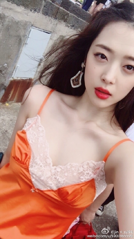Sulli xinh hết nấc với tóc mới, người xem lại nhìn vào điểm bất thường