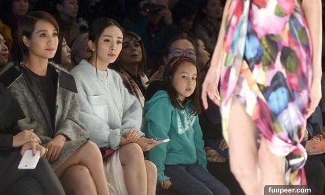 Cộng đồng mạng thích thú với phản ứng của Dương Mịch khi bị một bé gái dẫm vào váy