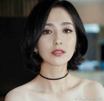 Mỹ nhân Hoa Ngữ hững hờ khoe vai trần gợi cảm trong mẫu áo váy trễ vai