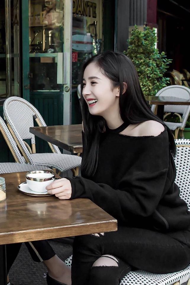 Cộng đồng mạng thích thú với phản ứng của Dương Mịch khi bị một bé gái dẫm vào váy