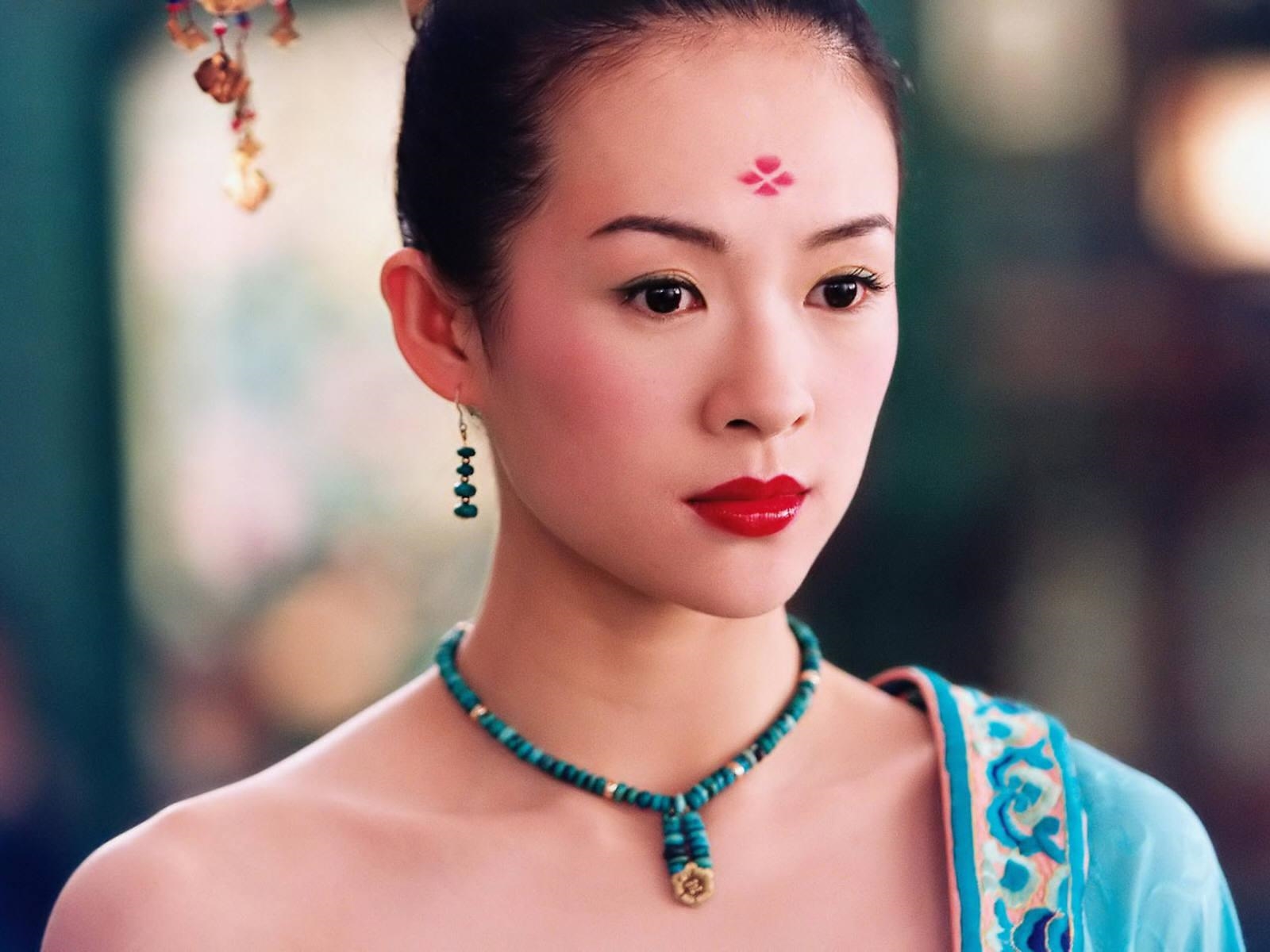 Mỹ nhân Hoa Ngữ hững hờ khoe vai trần gợi cảm trong mẫu áo váy trễ vai