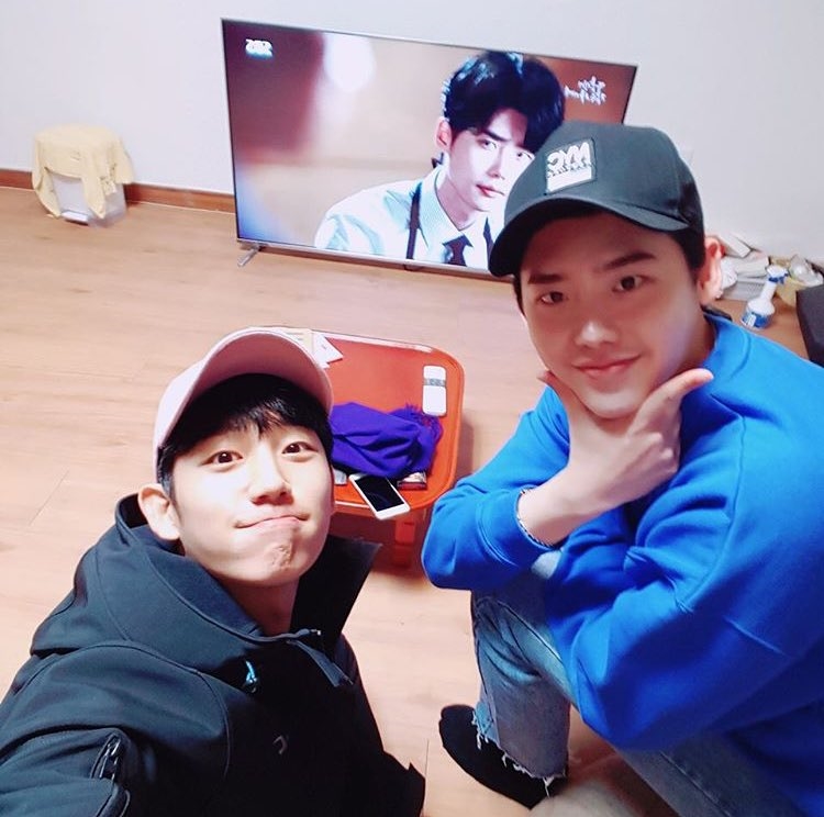 Lee Jong Suk và Jung Hae In cực 'tình cảm' trong phim mới