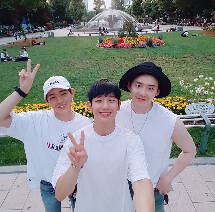 Lee Jong Suk và Jung Hae In cực 'tình cảm' trong phim mới