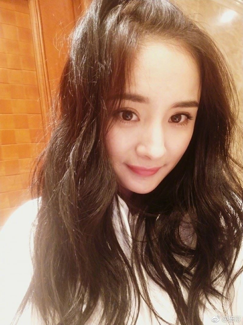 Dương Mịch đau đầu vì fan cuồng lại chi tiền tỷ để dao kéo khuôn mặt
