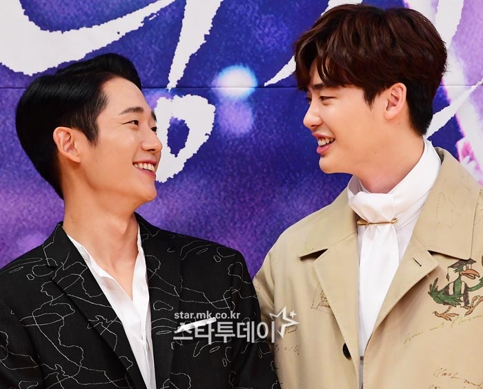 Lee Jong Suk và Jung Hae In cực 'tình cảm' trong phim mới