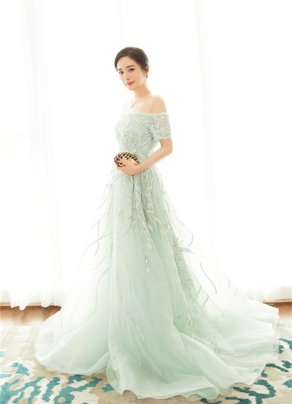 Cộng đồng mạng thích thú với phản ứng của Dương Mịch khi bị một bé gái dẫm vào váy