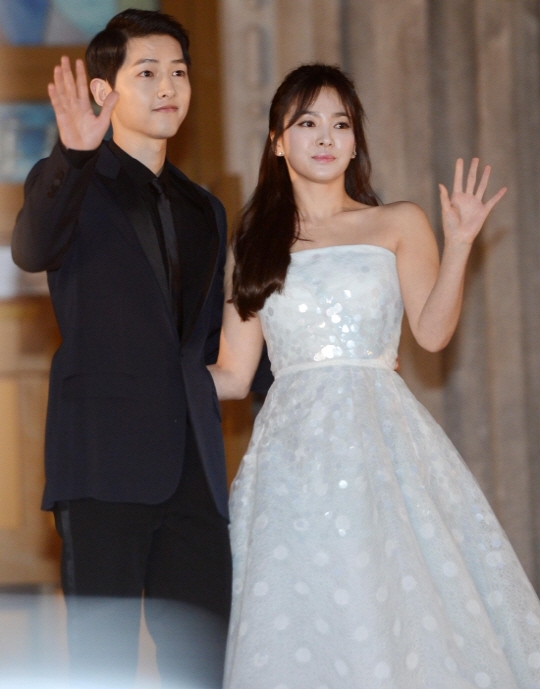 Lộ một số thông tin ít ỏi về hôn lễ của Song-Song Couple ngày 31/10