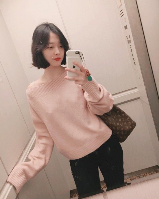 Sulli xinh hết nấc với tóc mới, người xem lại nhìn vào điểm bất thường