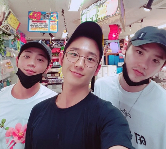 Lee Jong Suk và Jung Hae In cực 'tình cảm' trong phim mới
