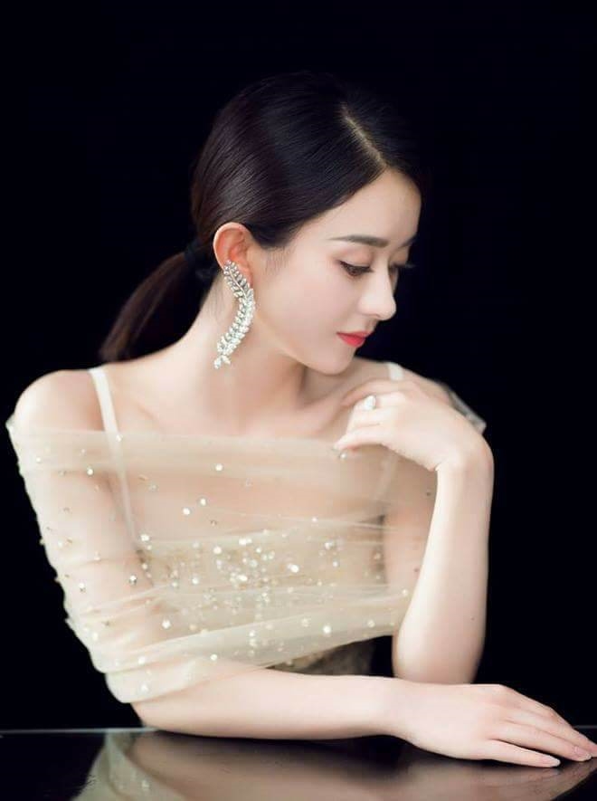 Mỹ nhân Hoa Ngữ hững hờ khoe vai trần gợi cảm trong mẫu áo váy trễ vai