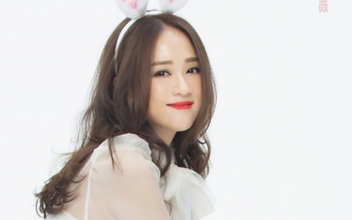 Trần Kiều Ân xuất hiện với nụ cười cực ngọt ngào trên phố đông người