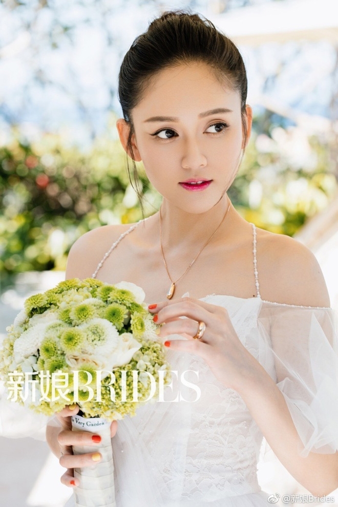 Trần Kiều Ân xuất hiện với nụ cười cực ngọt ngào trên phố đông người