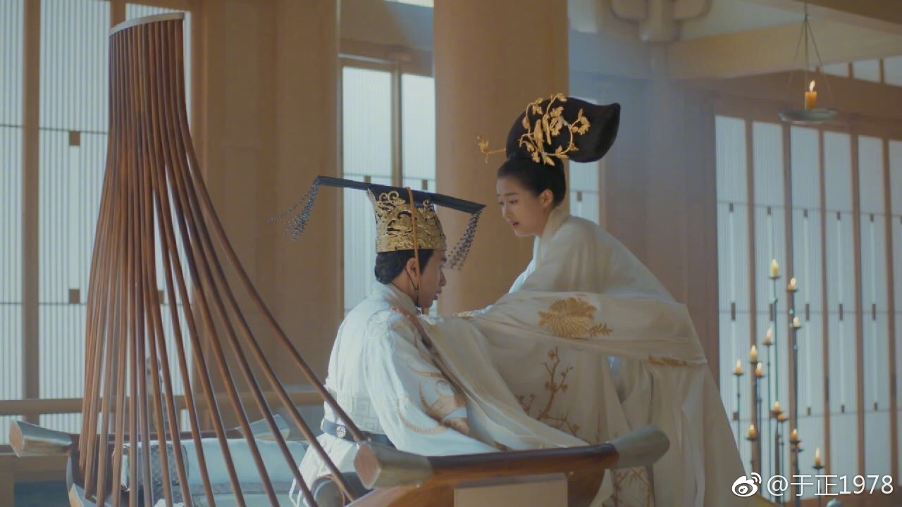 Quan Hiểu Đồng lại bị triệu hồi khi Phượng Tù Hoàng tung ảnh mới