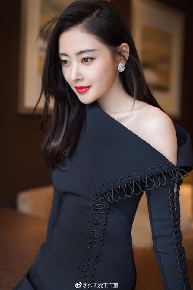 Mỹ nhân Hoa Ngữ hững hờ khoe vai trần gợi cảm trong mẫu áo váy trễ vai