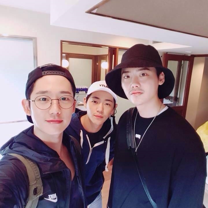 Lee Jong Suk và Jung Hae In cực 'tình cảm' trong phim mới
