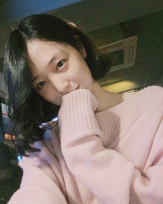 Sulli xinh hết nấc với tóc mới, người xem lại nhìn vào điểm bất thường