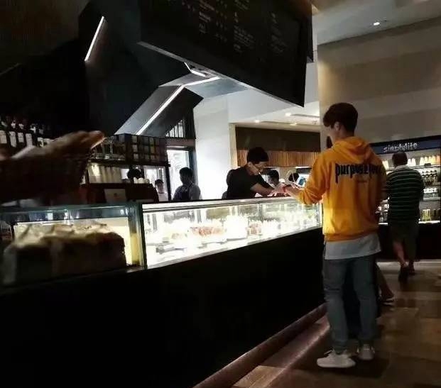 Quan Hiểu Đồng mặc áo của Lộc Hàm