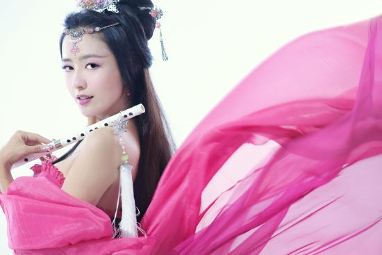Mỹ nhân Hoa Ngữ hững hờ khoe vai trần gợi cảm trong mẫu áo váy trễ vai