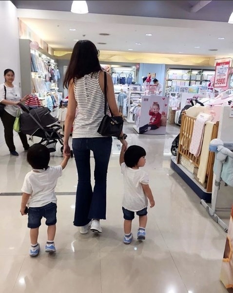 Vợ Lâm Chí Dĩnh dở khóc dở cười hé lộ tính xấu của cặp sinh đôi