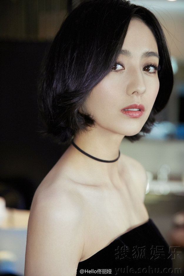 Mỹ nhân Hoa Ngữ hững hờ khoe vai trần gợi cảm trong mẫu áo váy trễ vai
