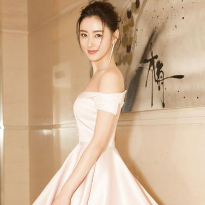 Mỹ nhân Hoa Ngữ hững hờ khoe vai trần gợi cảm trong mẫu áo váy trễ vai