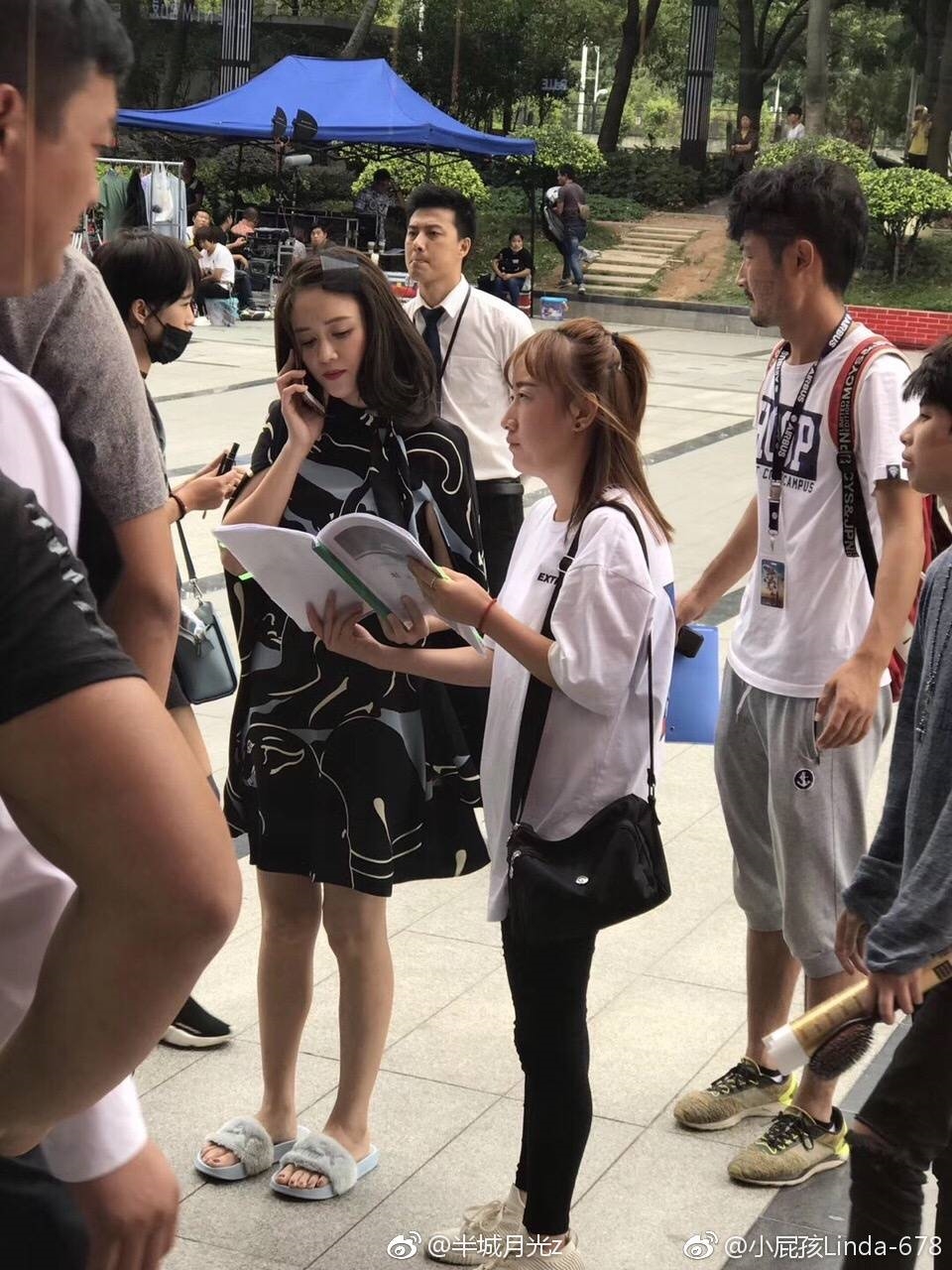 Trần Kiều Ân xuất hiển với nụ cười cực ngọt ngào trên phố đông người