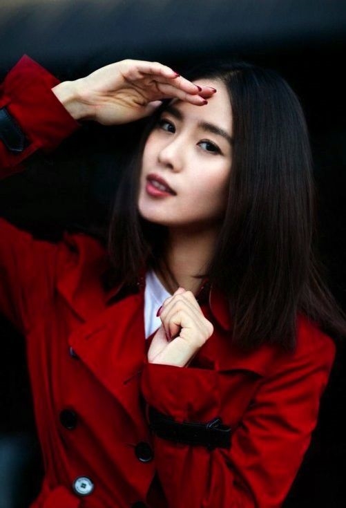 Diện sắc đỏ, mỹ nhân màn ảnh nào xinh đẹp rực rỡ như nữ thần?