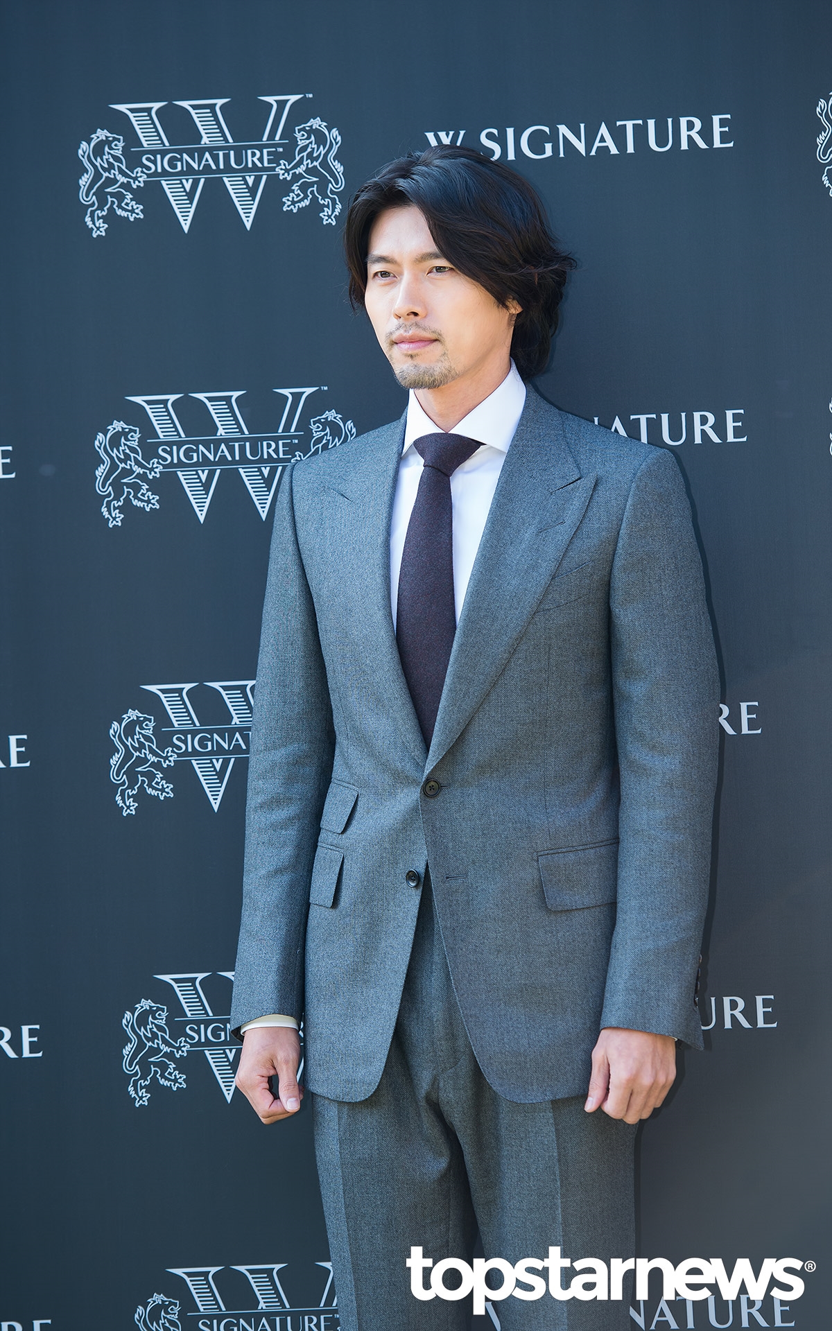 Hyun Bin râu lởm chởm, tóc dài đi dự sự kiện mới