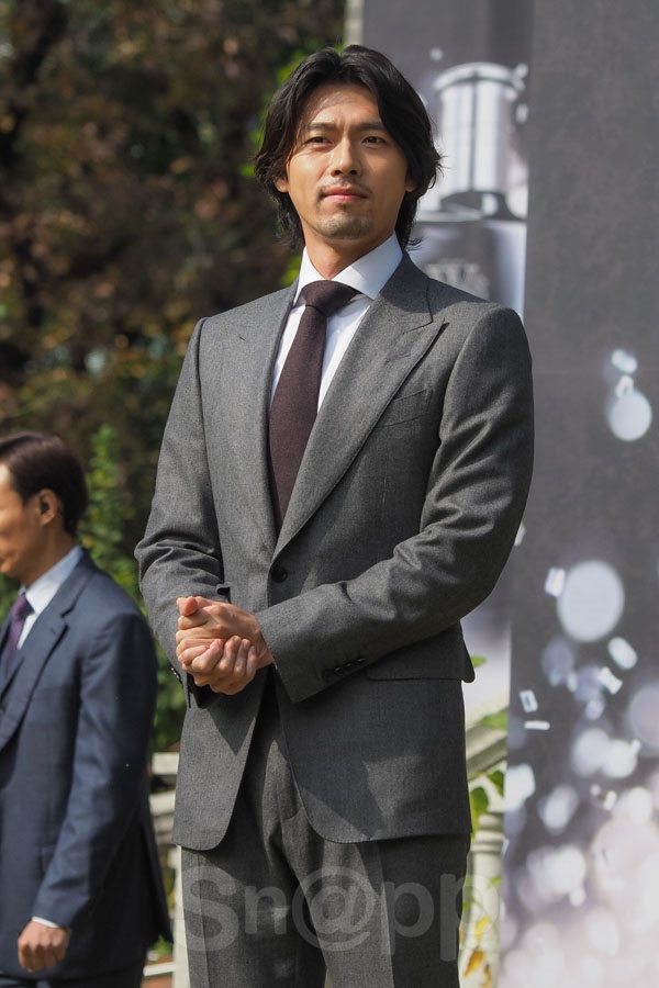 Hyun Bin râu lởm chởm, tóc dài đi dự sự kiện mới