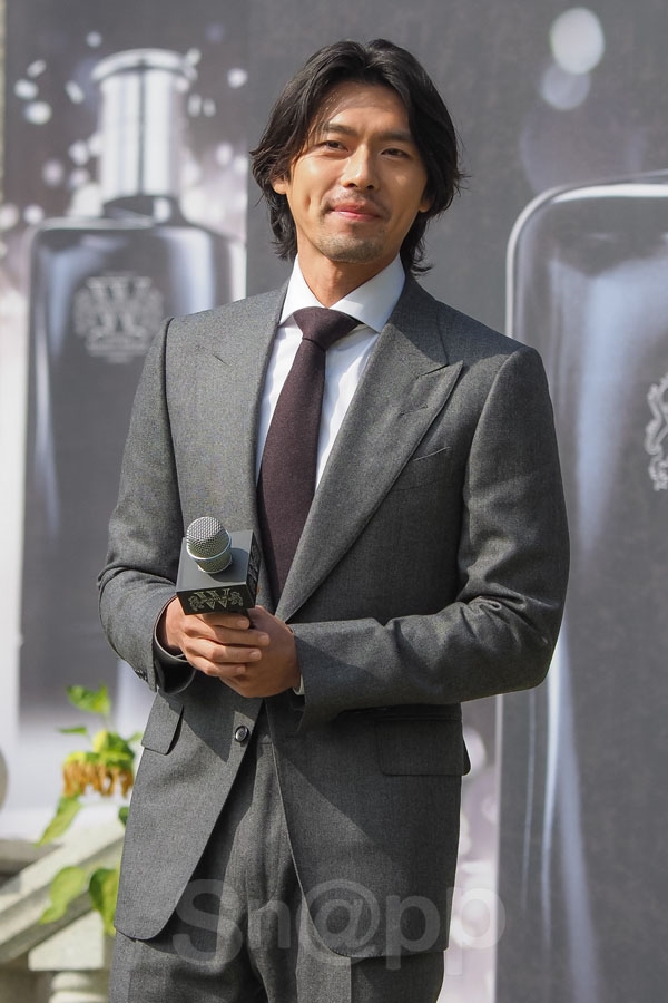 Hyun Bin râu lởm chởm, tóc dài đi dự sự kiện mới