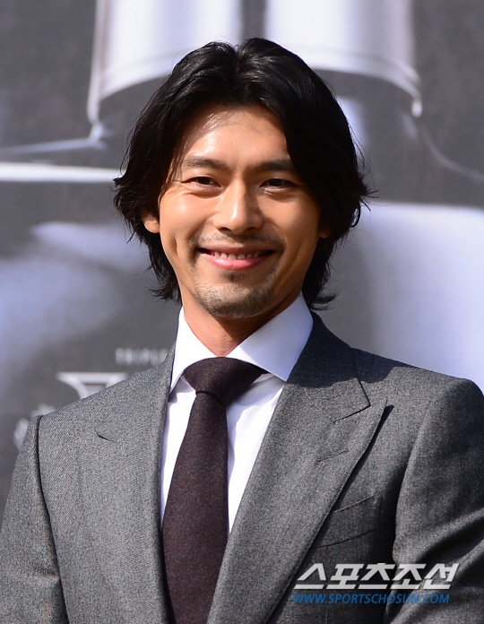 Hyun Bin râu lởm chởm, tóc dài đi dự sự kiện mới