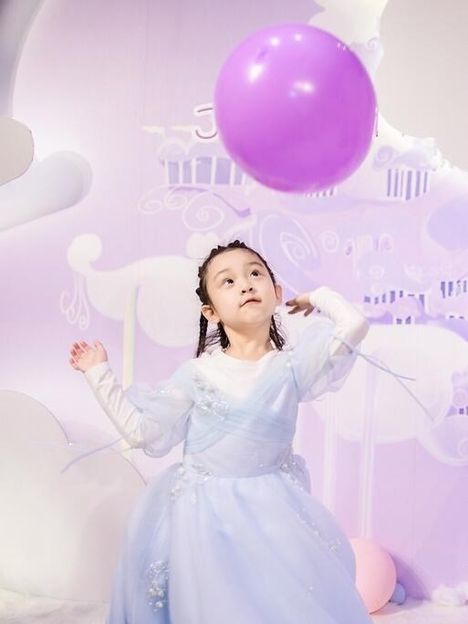 Con gái Điềm Hinh của Giả Nãi Lượng và Lý Tiểu Lộ càng lớn càng xinh