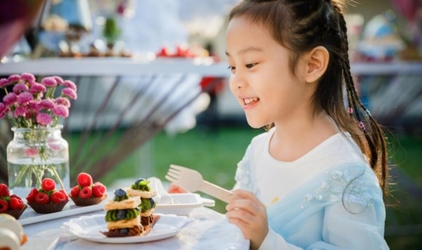 Con gái Điềm Hinh của Giả Nãi Lượng và Lý Tiểu Lộ càng lớn càng xinh