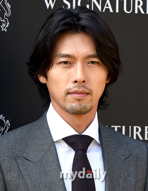 Hyun Bin râu lởm chởm, tóc dài đi dự sự kiện mới