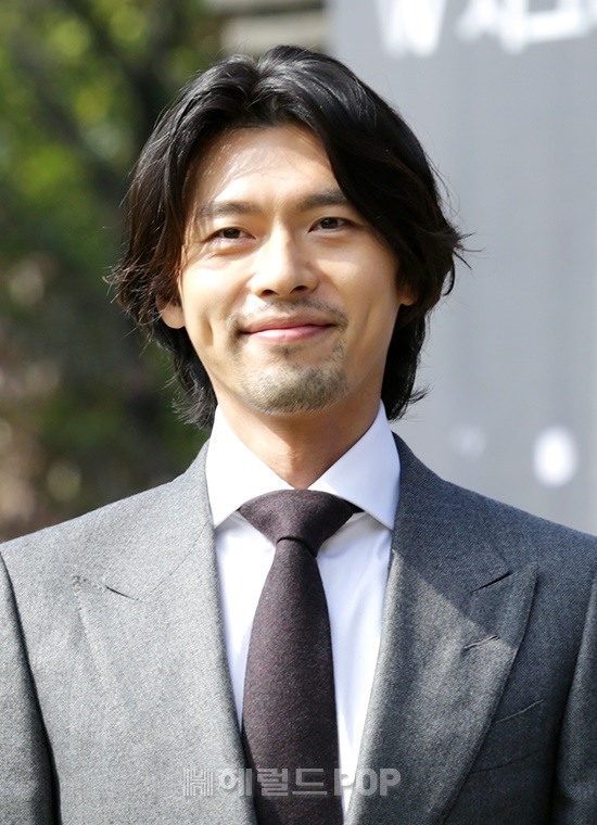Hyun Bin râu lởm chởm, tóc dài đi dự sự kiện mới