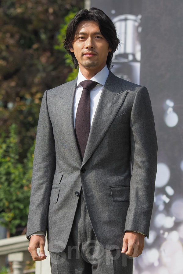 Hyun Bin râu lởm chởm, tóc dài đi dự sự kiện mới