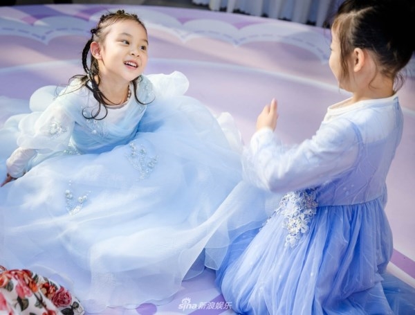 Con gái Điềm Hinh của Giả Nãi Lượng và Lý Tiểu Lộ càng lớn càng xinh