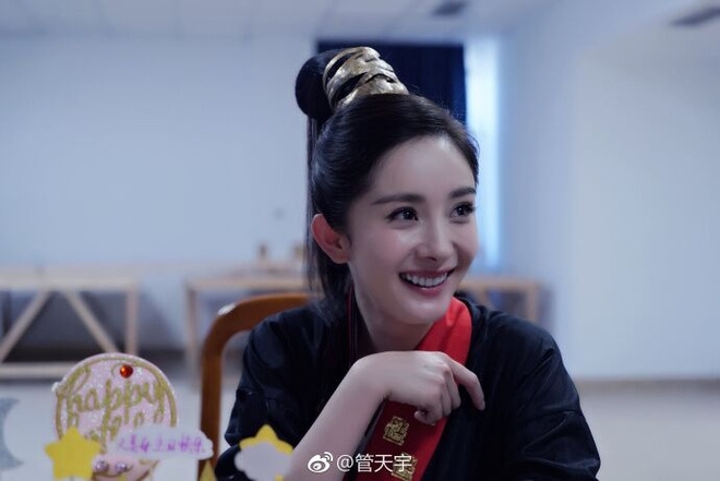 Dương Mịch điên cuồng "bắn tim" trên phim trường Phù Dao Hoàng Hậu khiến fan "cạn lời"