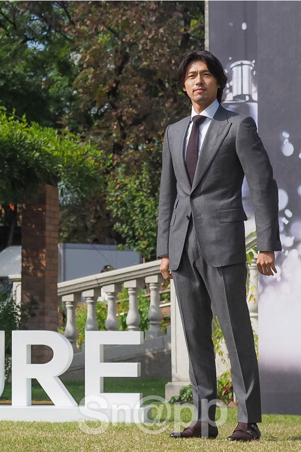 Hyun Bin râu lởm chởm, tóc dài đi dự sự kiện mới
