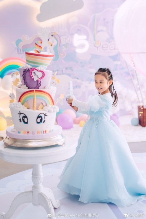 Con gái Điềm Hinh của Giả Nãi Lượng và Lý Tiểu Lộ càng lớn càng xinh