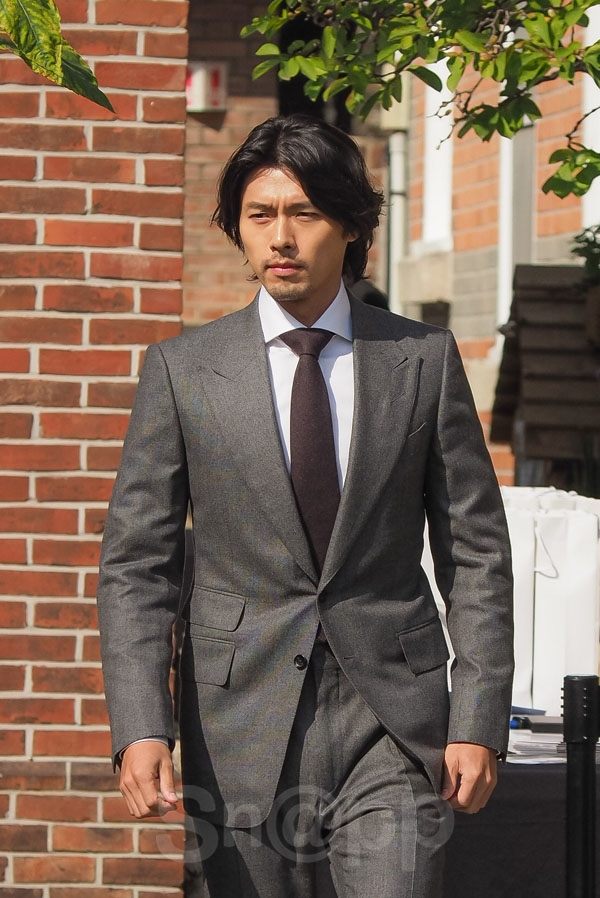 Hyun Bin râu lởm chởm, tóc dài đi dự sự kiện mới